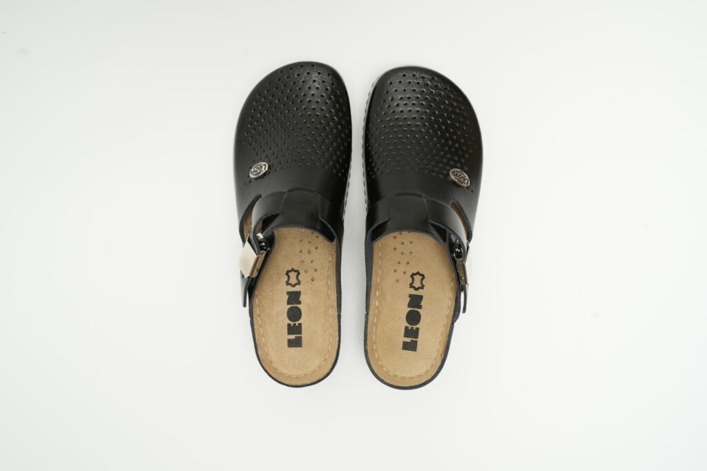 Leona - Dame Læder Clogs med Justerbar Rem - Sort